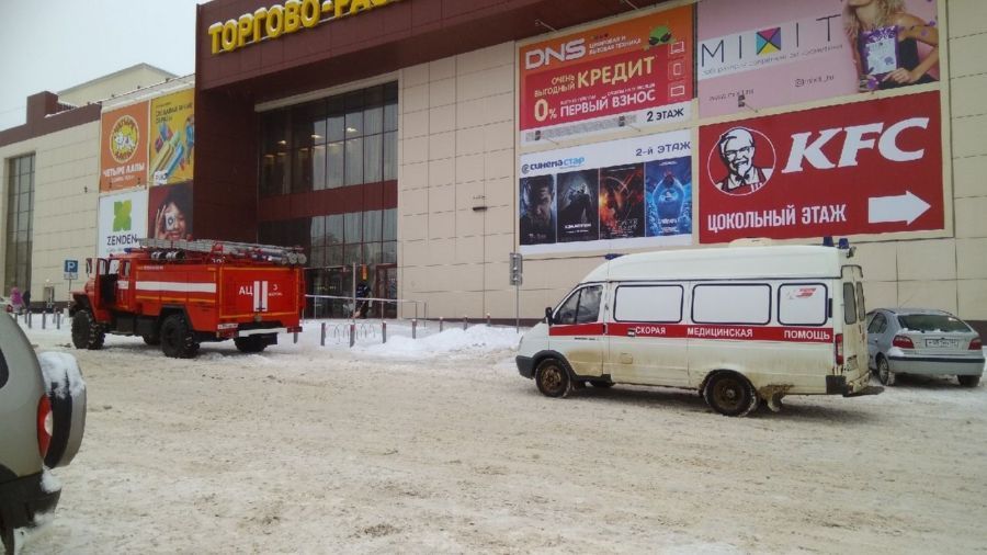Дымящаяся банка собрала возле ТРЦ «РИО» оперативные службы Костромы