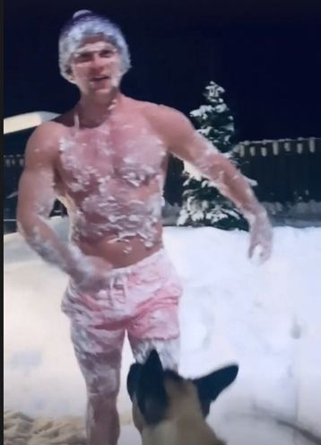 Актер из Костромы показал, как купается в снегу