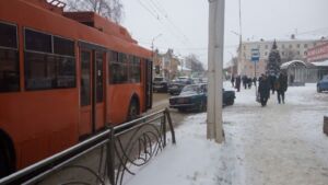 Пробка образовалась на улице Советской из-за аварии с троллейбусом