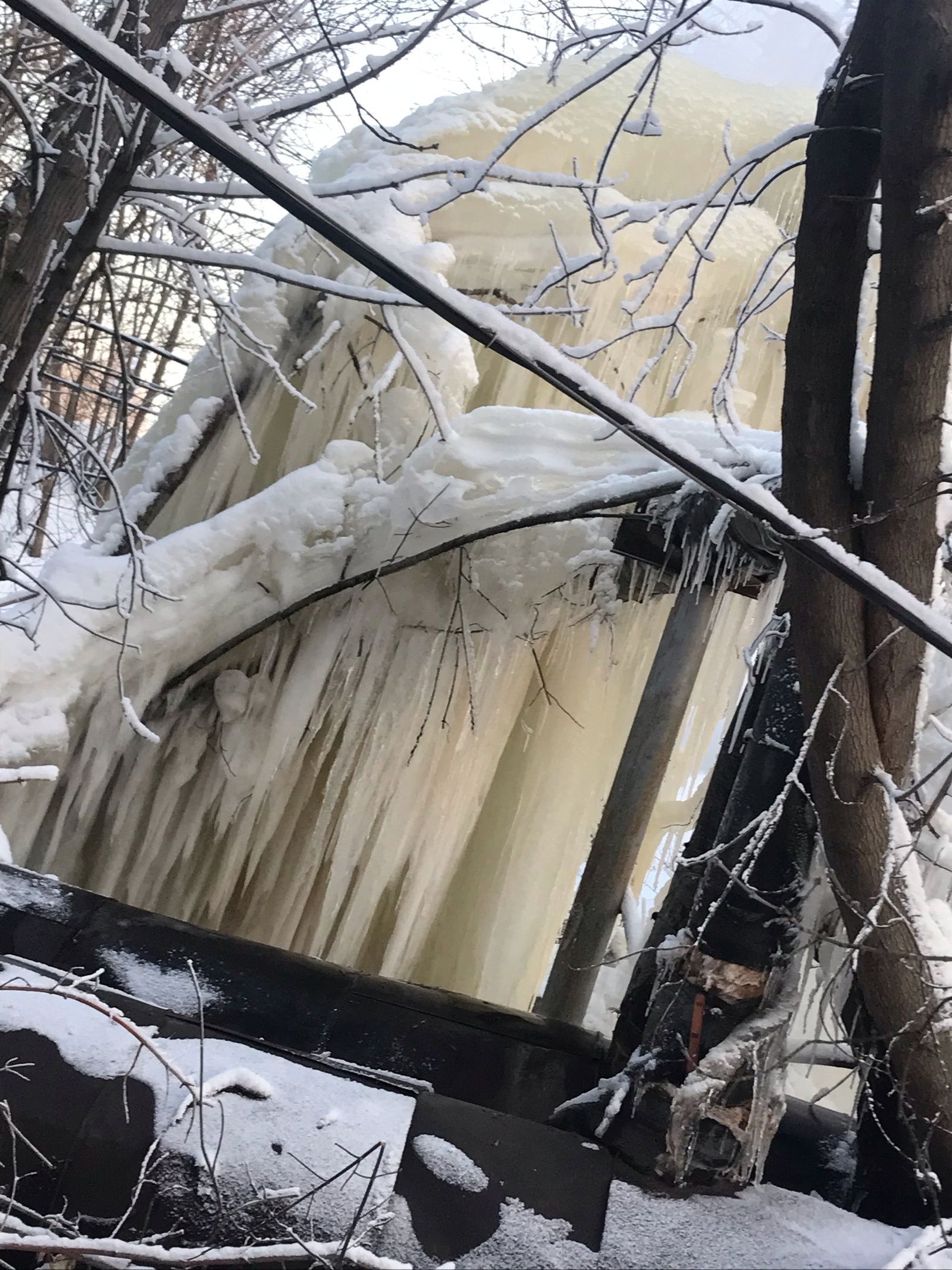 Футуристические ледовые фигуры в Костроме бесят людей уже 1,5 месяца