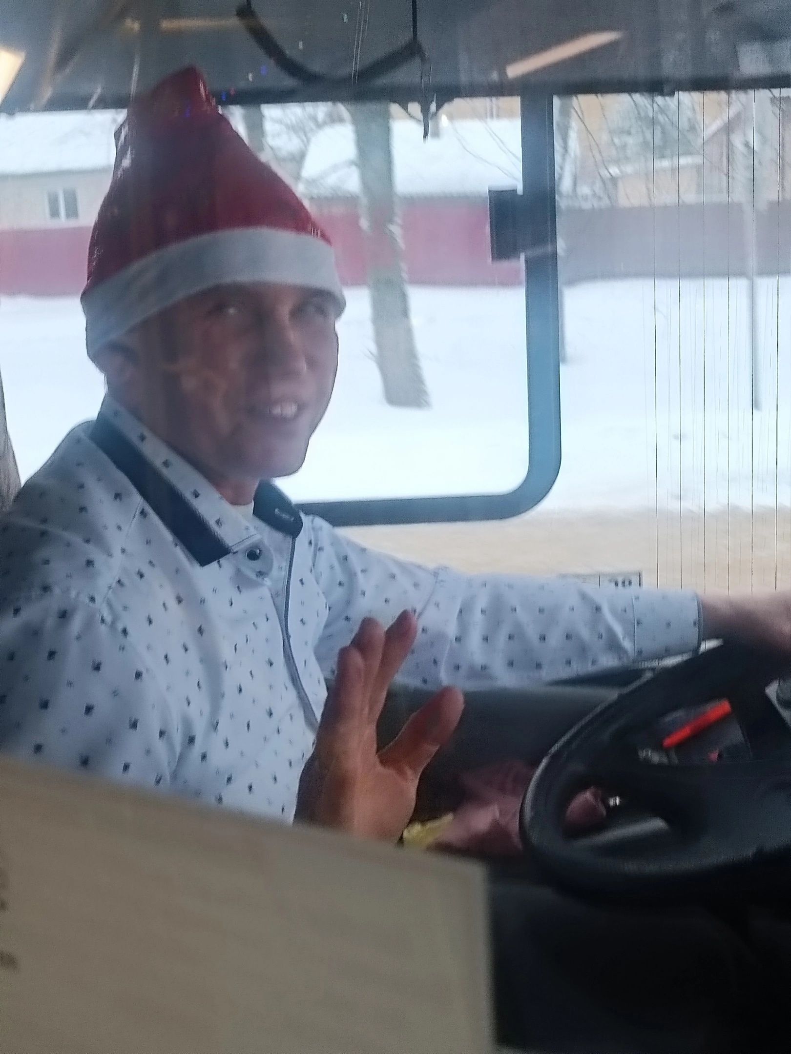 Снегурочка-кондуктор дарила конфеты пассажирам костромского автобуса