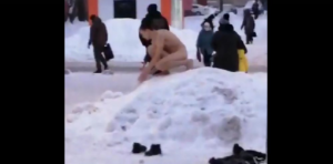 Голый мужчина кидался снегом на остановке в Костроме