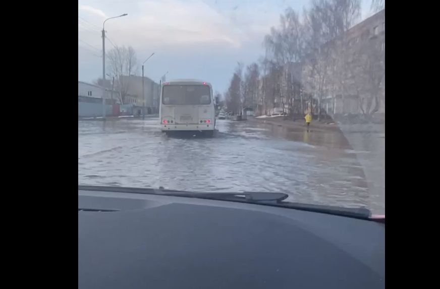 С — стабильность: целая улица в Костроме опять ушла под воду