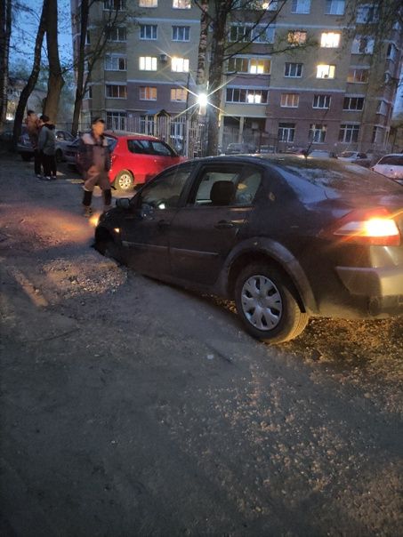 Большая яма посреди дороги засасывает машины в Костроме