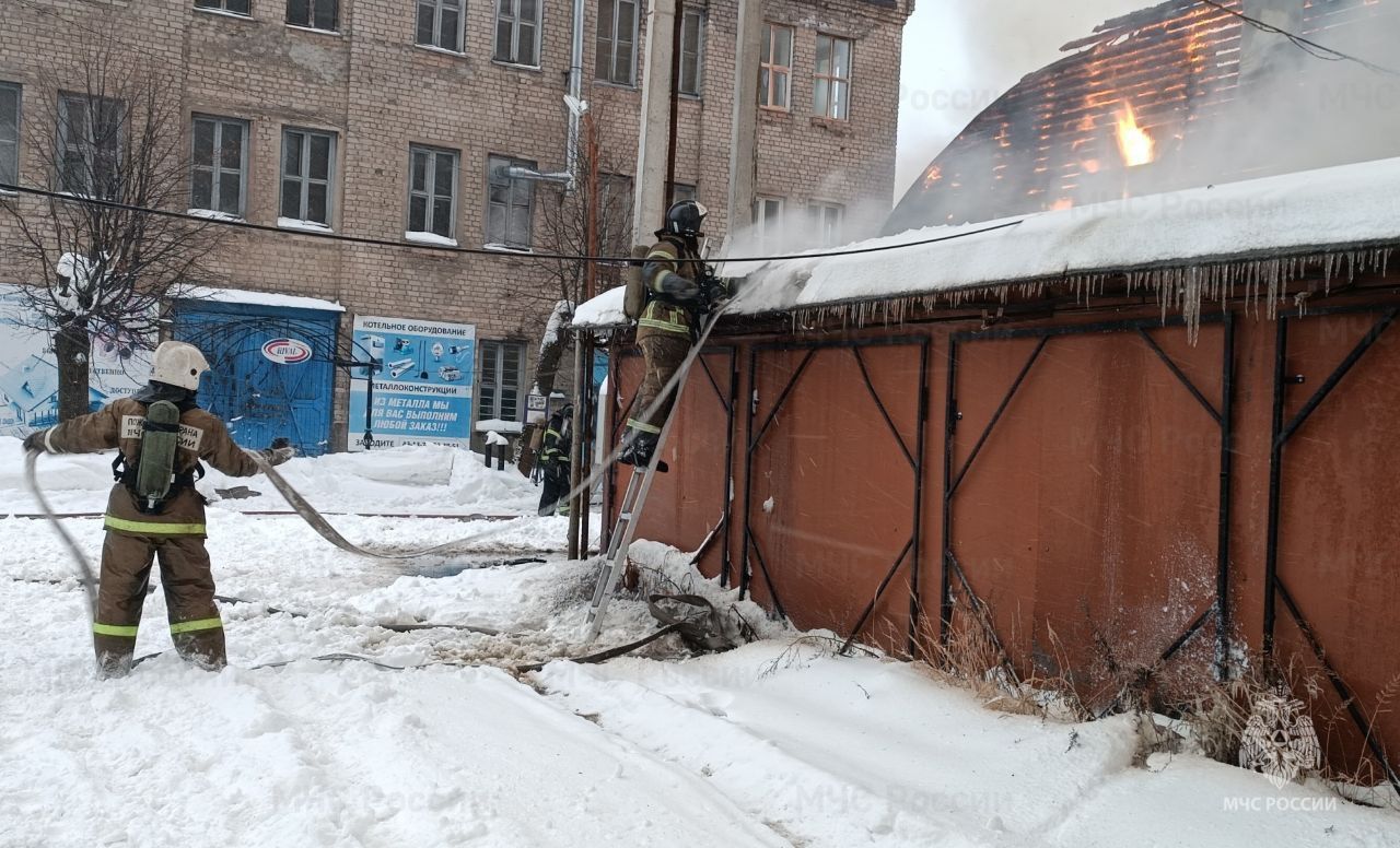 Тушили 6 часов: подробности крупного пожара в строительном магазине Костромы