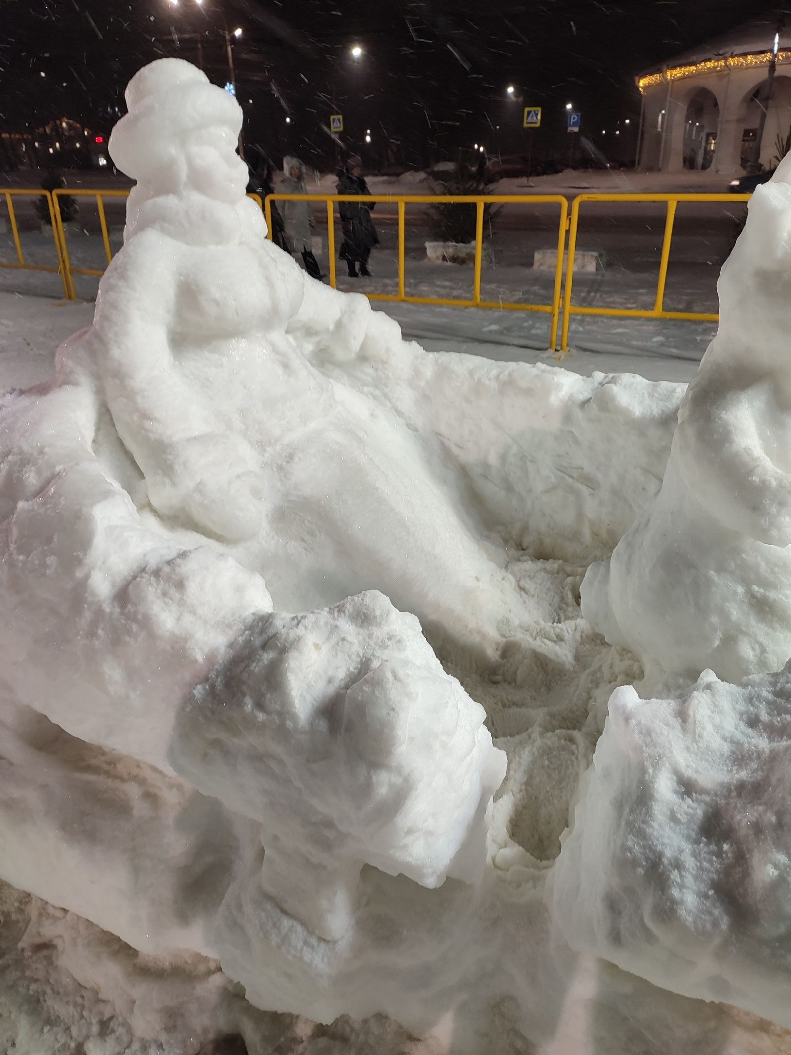“Ничего святого”: костромичи уже уничтожают ледовые скульптуры в Костроме