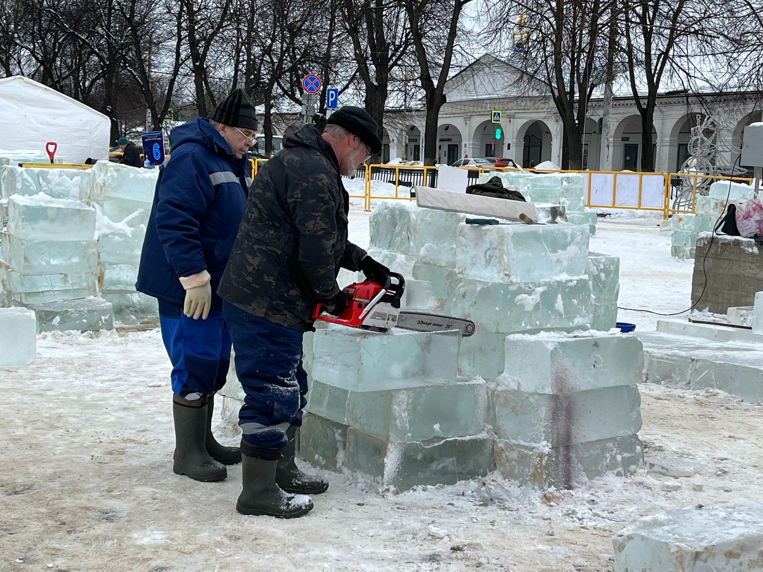 Первые Снегурочки из снега появились в центре Костромы