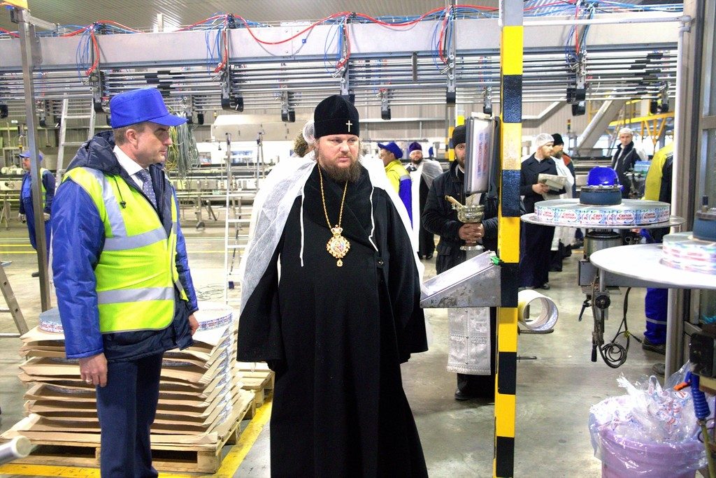 Митрополит Ферапонт воззвал к Господу на заводе по производству «Святого источника»