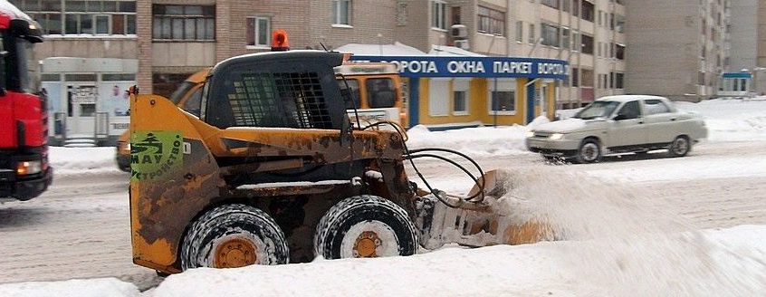 Костромские дорожники все вывозят и вывозят снег. А его все больше.
