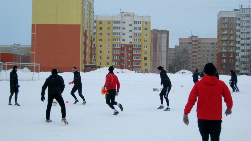 Костромские футболисты едко шутили, тренируясь во время снегопада