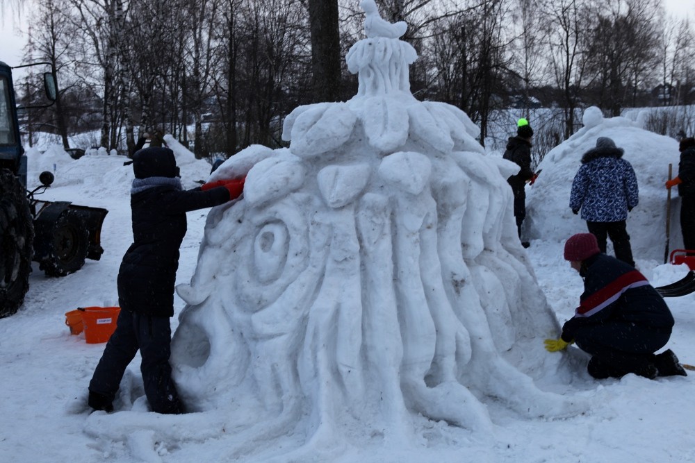 На фестивале снежных фигур в Галиче не смогли разобраться, что именно там слепили