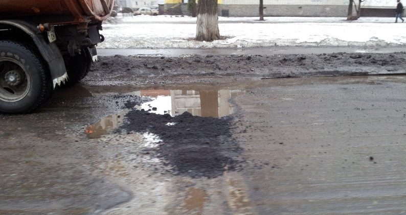 В Костроме опять асфальтировали лужи