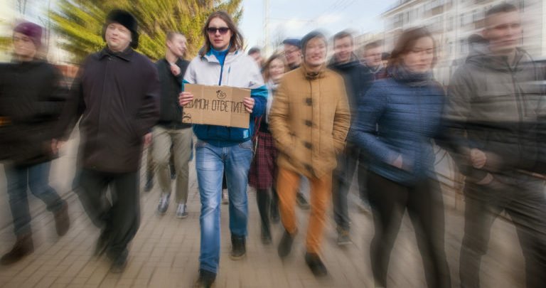 Участника воскресной прогулки против коррупции отправили в костромской суд