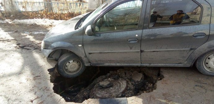 Автомобили проваливаются под землю уже в центральной части Костромы
