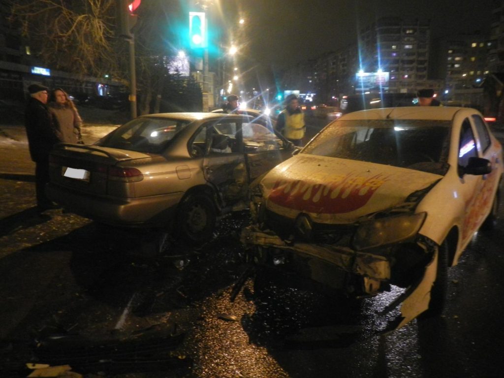 В центре Костромы в Subaru  врезалось то ли такси, то ли не такси