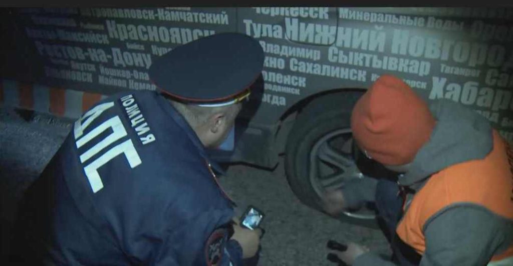Дорожные инспекторы Народного фронта Владимира Путина пробили колеса на костромских дорогах. Два колеса