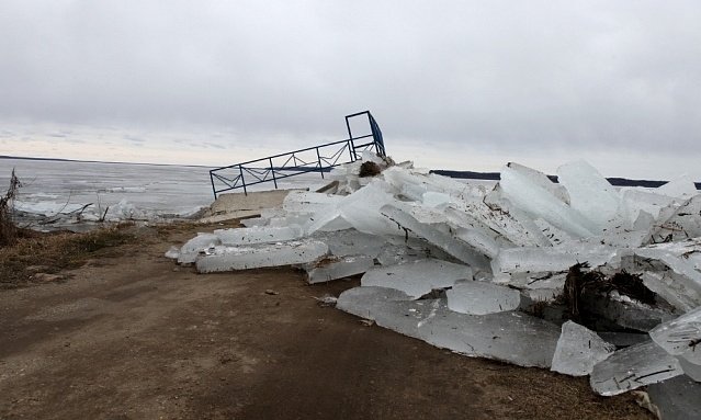 Синоптики отменили потоп в Костромской области. В это время в Галиче льдины разрушили пристань