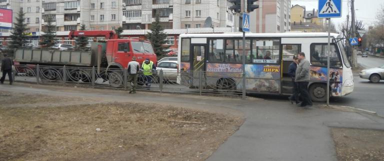 «КАМАЗ» врезался в автобус на самой оживленной улице Костромы