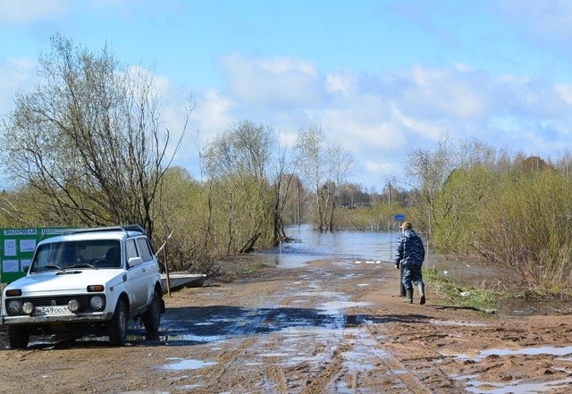Жители Шарьи после затопления моста вынуждены переправляться на лодке