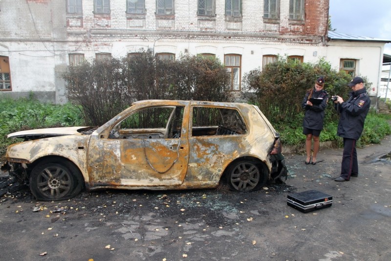 Парочку, которая сжигала автомобили в Костроме ради «селфи», ждут в суде