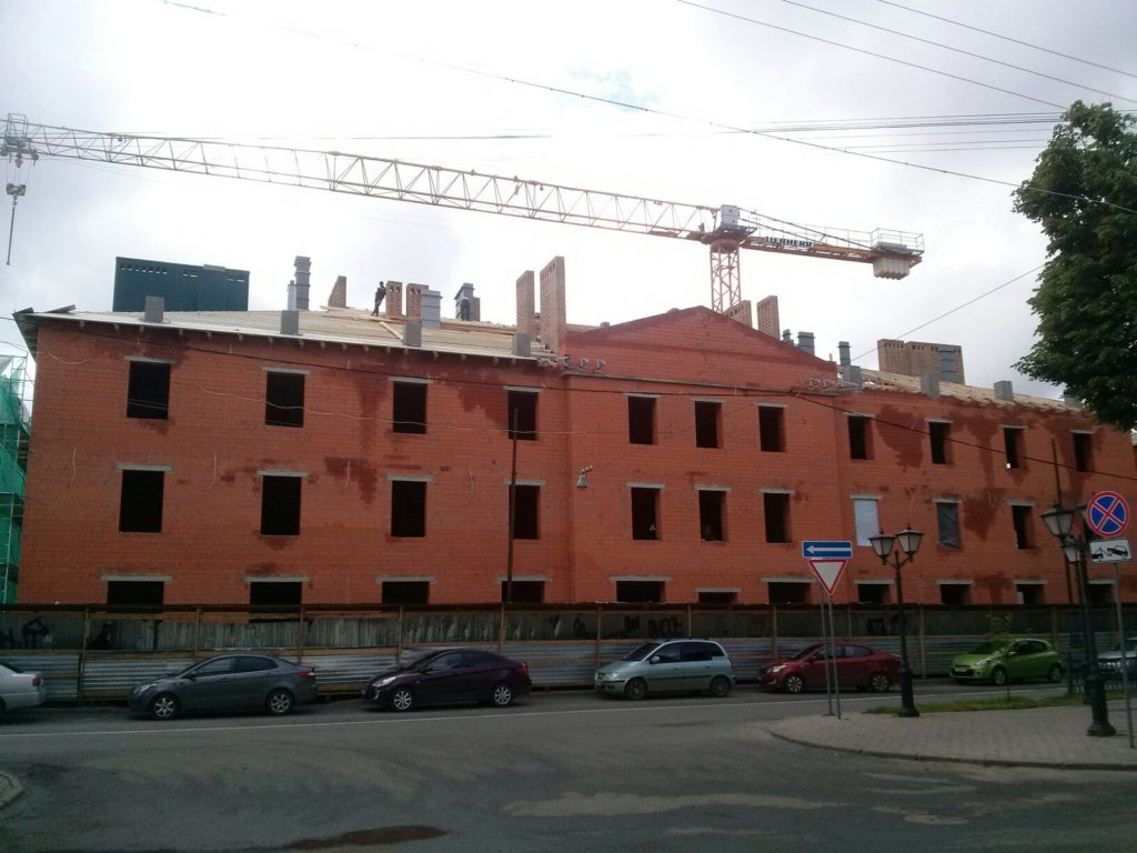 В центре Костромы строят гостиницу рядом со школой коррекции