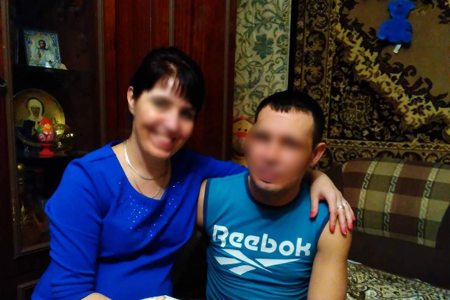 Пара разбилась на мотоцикле, врезавшись в столб рядом с кладбищем