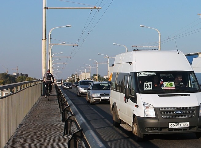 Костромичи, которые едут по мосту в Заволжье, смотрят налево. А почему?