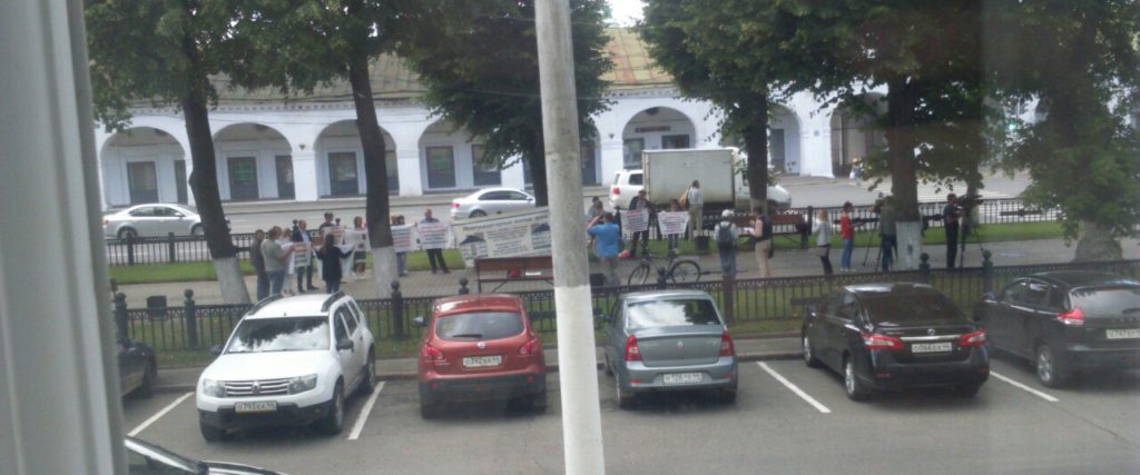 Дольщики, у которых «Чайка» унесла деньги,  митингуют у администрации Костромы