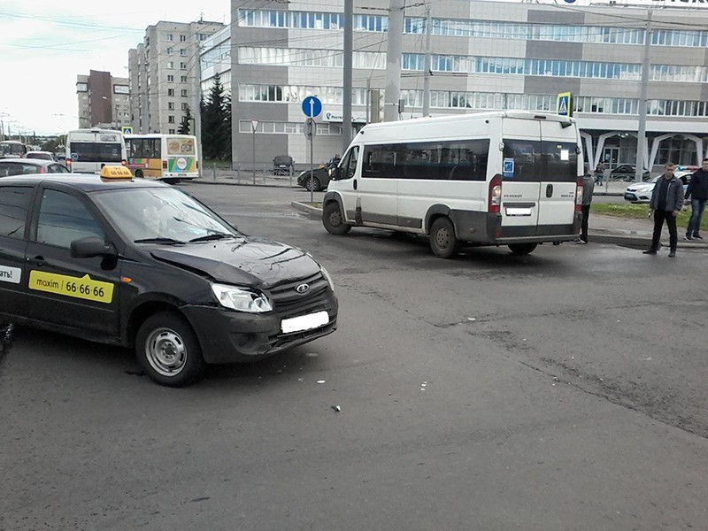 В столкновении маршрутки и такси на ул. Подлипаева пострадала пассажирка