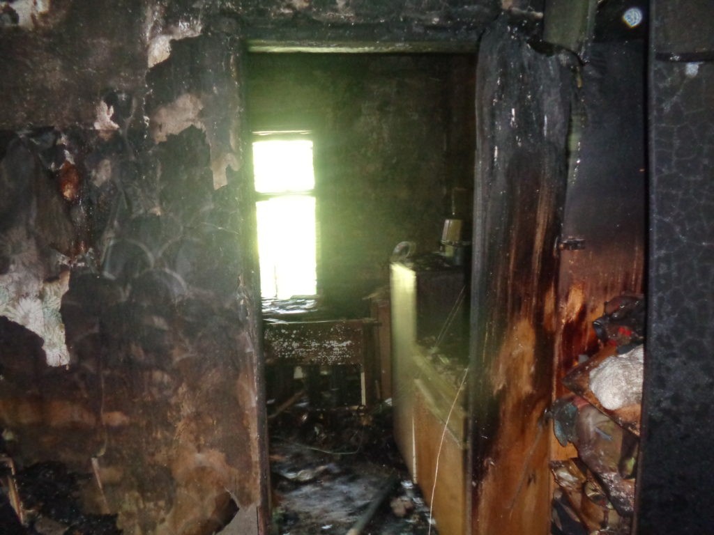 После страшного пожара костромская семья поселилась в здании у спасателей