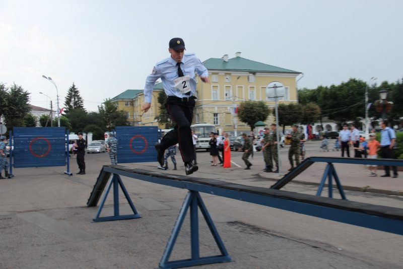 В центре Костромы подпрыгивают солидные полицейские