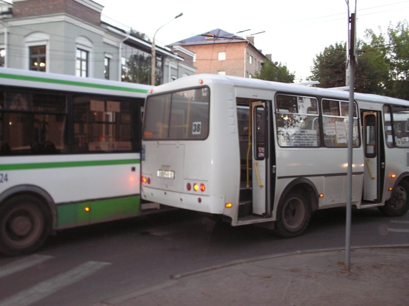 Два автобуса в Костроме не смогли поделить пассажиров