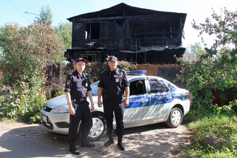 ЗА СЕКУНДУ ДО: костромские полицейские вытащили из горящего дома женщину и далматинца