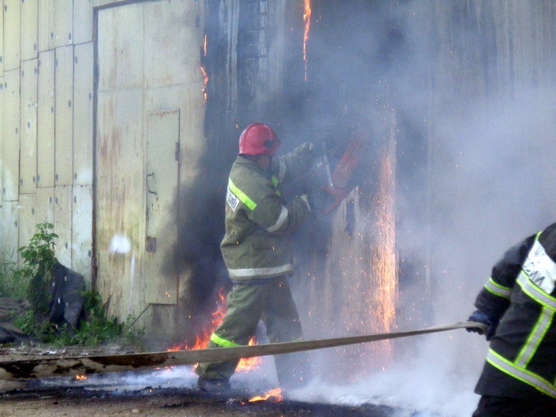 Кипящее масло полилось на костромских спасателей во время пожара в гаражах
