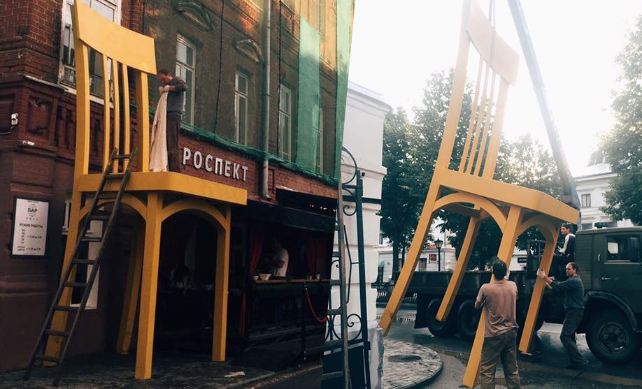 Стул-гигант демонтируют из центра Костромы в воскресенье