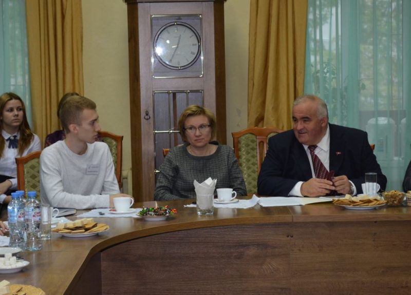Губернатор Сергей Ситников в КГУ попытался понять, почему в области некому работать