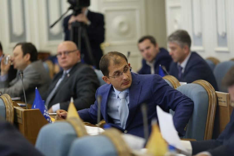 Костромские депутаты сегодня оценят свежие и загорелые лица коллег