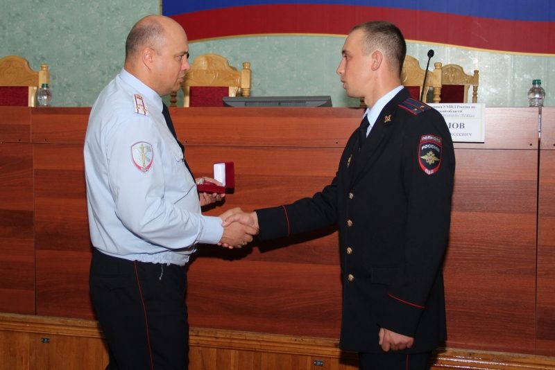 Инспектора ГИБДД, который отказался от взятки, в Костроме признали героем