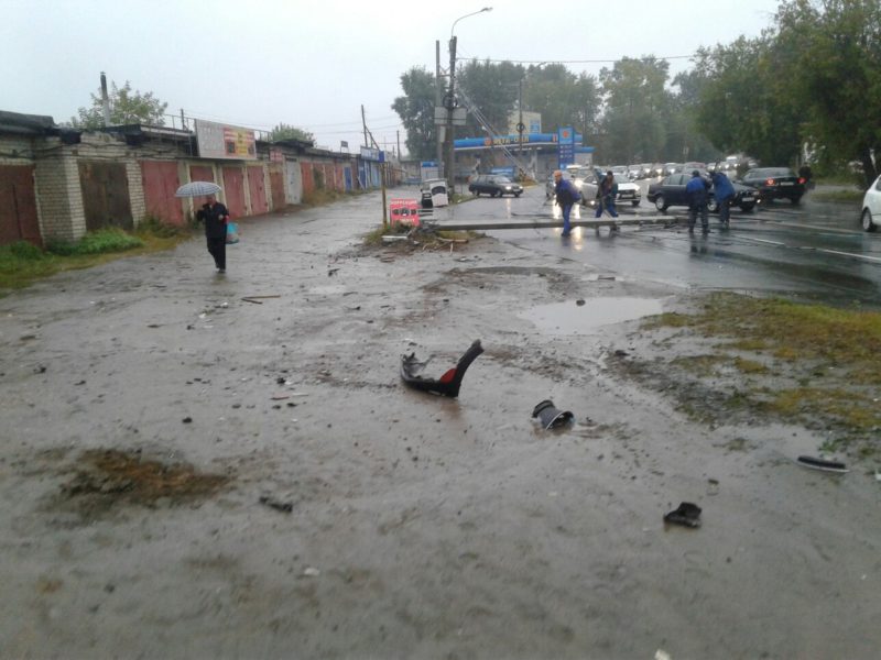 Водитель KIA снес бетонную электроопору в Костроме