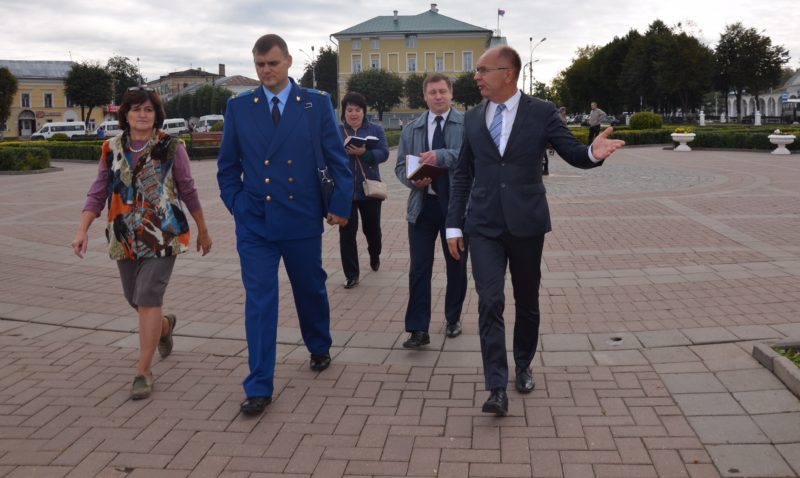 Прокурор и глава города обнаружили в Костроме опасные провалы грунта