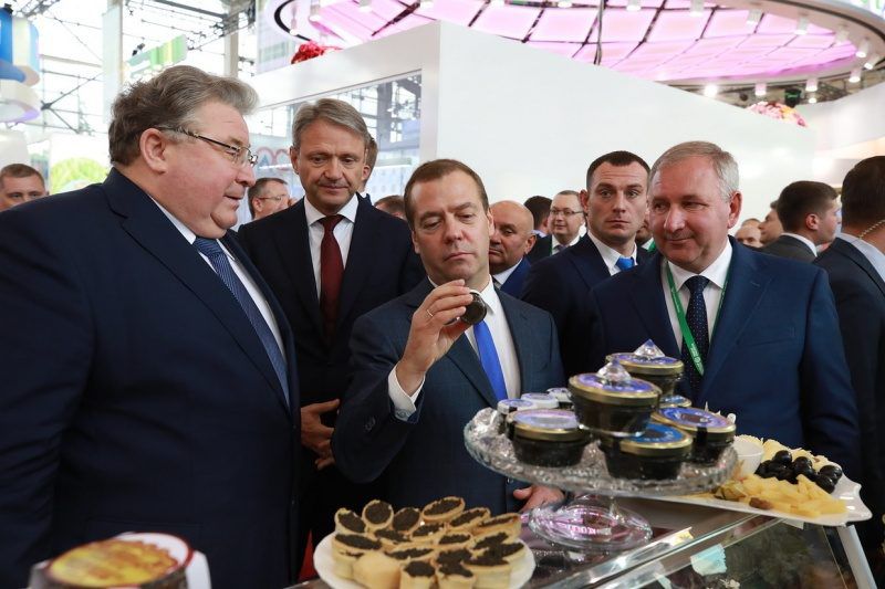 Дмитрия Медведева манили костромским сыром, а он заговорил о черной икре и фуа-гра
