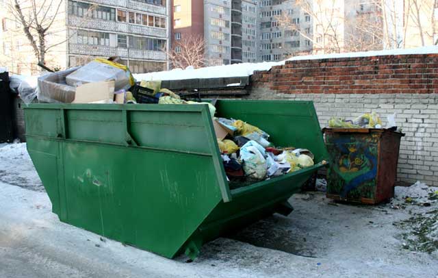 Управляющим компаниям Костромы приказали убирать мусор к 11 часам утра