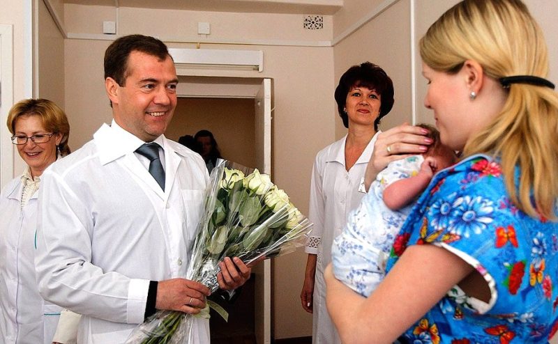 Дмитрий Медведев выделил костромичам 60 миллионов за рождение третьего ребенка