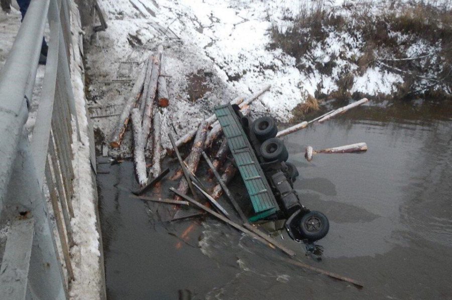 «КАМАЗ» нырнул с моста в костромскую реку. Водитель чудом выплыл