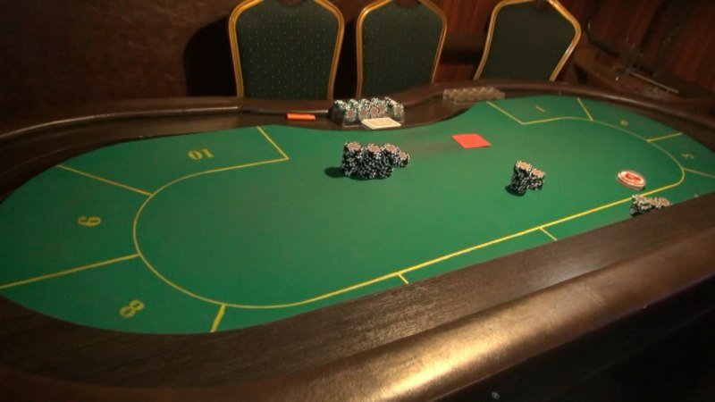 Владелец костромского покерного клуба: «Это столы не игры, а для обедов!»