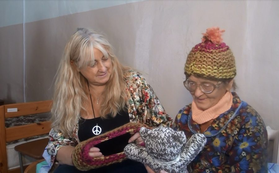 Известнейшая благотворительница из Ирландии привезла костромским старикам теплые подарки