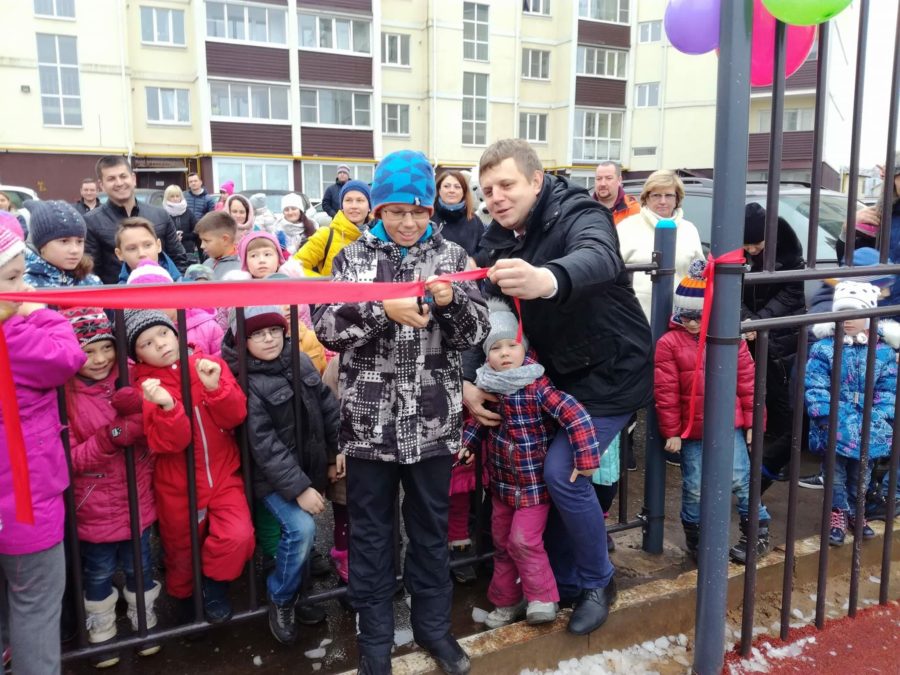 Костромичи устроили народные гулянья в честь ремонта своего двора за 3 миллиона рублей