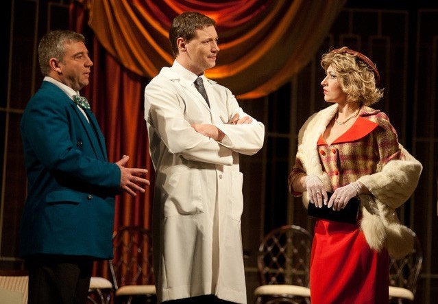 Новый спектакль в драмтеатре: у героини – сразу два мужа и три платья