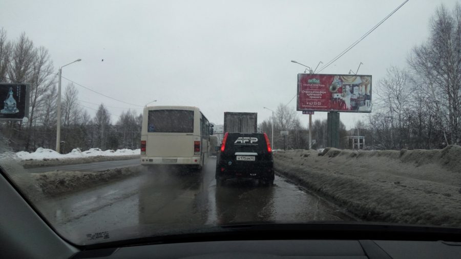 Водители костромских маршруток требуют вернуть им выделенную полосу на улице Магистральной