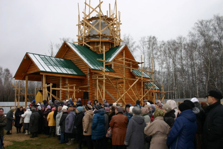 Жители деревни в Костромской области бросили пить и курить во время строительства храма